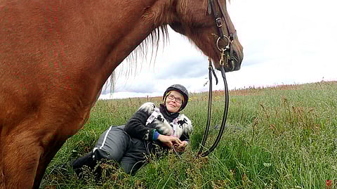 Valokuvaaja Anu Leppänen vaihteeksi kameran edessä Islannissa vuonna 2017. Yrittäjätausta Leppäsellä on Lapin Vaellushevoset Oy:stä.