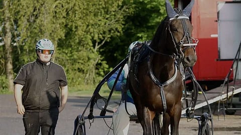 Velvet Moonin rinnalla kävelevä Kasper Tikkala opiskelee hevosenhoitajaksi Salpauksessa.