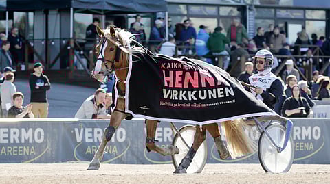 I.P. Ruuti ravihevonen rattaillaan Iikka Nurmonen vei Henna Virkkusen nimikkolähdön loimen.