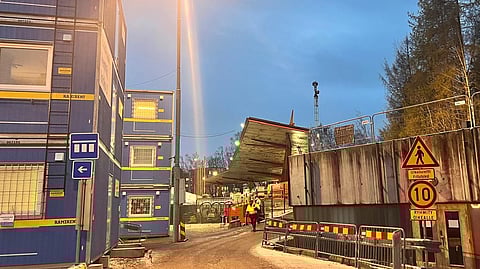 Laakson katsomo rakennustyömaan keskellä.