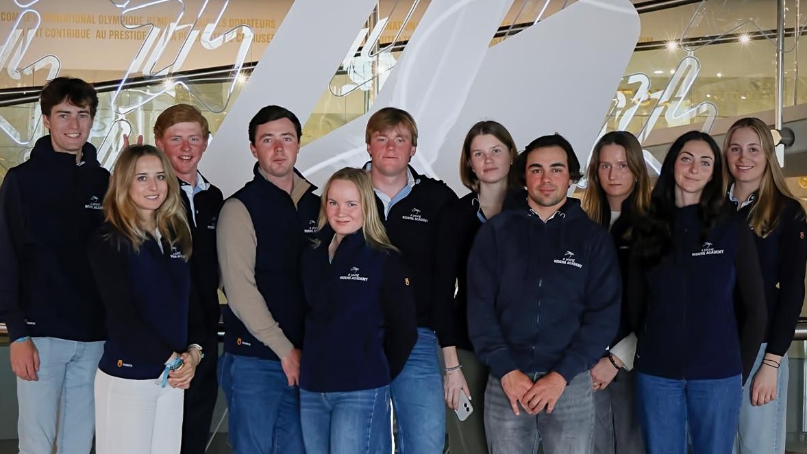 Young Riders Academyn eli nuorten ratsastajien akatemian oppilaat valmistuivat juuri. Viidentenä vasemmalta akatemian historian ensimmäinen suomalainen.