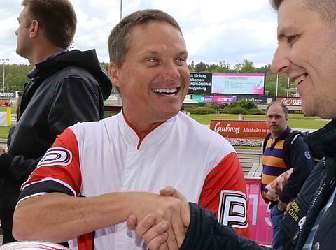 Dave Palone ajaa Solvallassa lauantaina ja sunnuntaina Elitloppetissa. Perjantaina hän jakoi nimikirjoituksia Solvallassa.