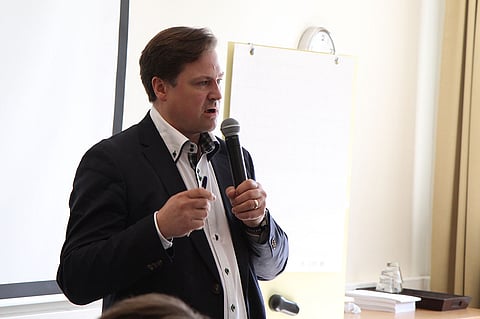 Pekka Kairtamo pohdiskeli voisiko peliyhtiöiden yhdistäminen tuoda pop-up-casinot raviradoille.