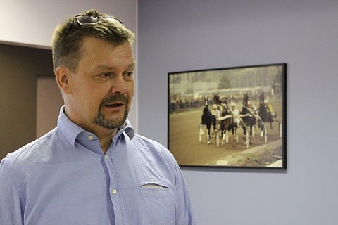 Kielikouluttaja Seppo Telinkangas evästi ravien äänityöläisiä oikeaan ääntämiseen Vermossa.