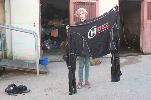 Karoliina Oinonen on tottunut hevosten lentokuljetuksiin. Kuvassa hän esittelee hevosen lentopukua.