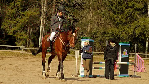 Tuukka Temonen ottaa ensiaskeleita esteradalla.