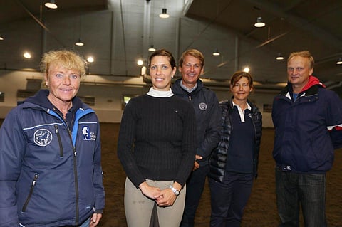 Janne Bergh, Eevamaria Porthan-Broddell, Emile Faurie, Elisabet Ehrnrooth ja Aki Ylänne sunnuntaina Ruskeasuon ratsastusmaneesessa.