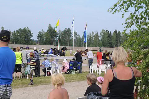 Jämsän ravien tunnelmasta ei tänä vuonna päästä nauttimaan. Arkistokuva.