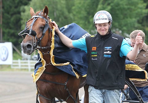 Valmentaja Antti Ojanperä tuo ravikuninkaan kaiken kansan tervehdittäväksi Pihtiputaan raveihin sunnuntaina