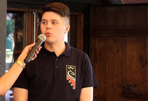 Lauri Hyvönen sanoo, että Joensuussa vierailevan on ehdottomasti haettava torilta karjalanpiirakoita.