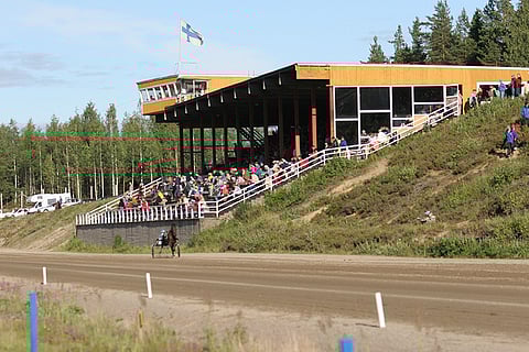 Suonenjoella on erinomainen näkyvyys radalle.