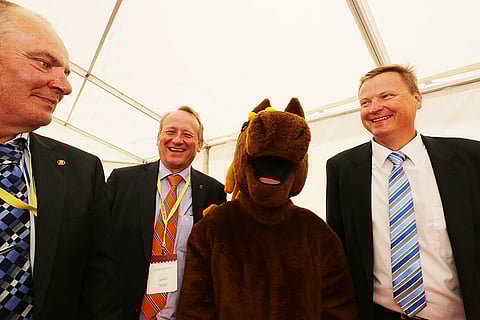 Turun raviradan puheenjohtaja Hannu Nivola ja toimitusjohtaja Ilmari Halinen, kunkkarimaskotti Heppe sekä Turun kaupungin yhteysjohtaja Antti Kirkkola toivottivat raviväen tervetulleeksi Turkuun.