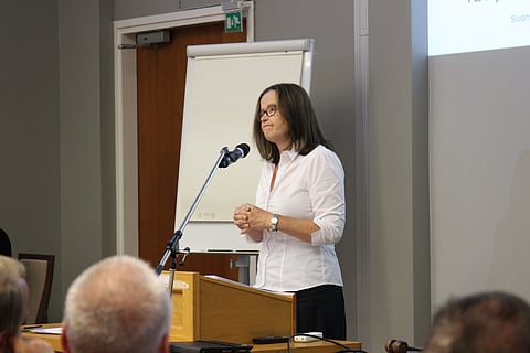 Kansliapäällikkö Päivi Nerg kertoi valtuuskunnalle peliyhtiöiden yhdistämishankkeen etenemisestä.