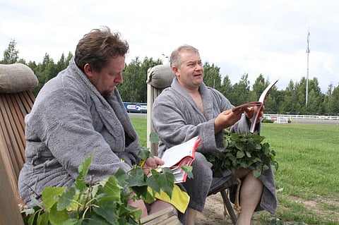 Saunashamaani Tarvainen julistaa Jokivarren Kunkun maailmankaikkeuden parhaaksi kylmäveriseksi.