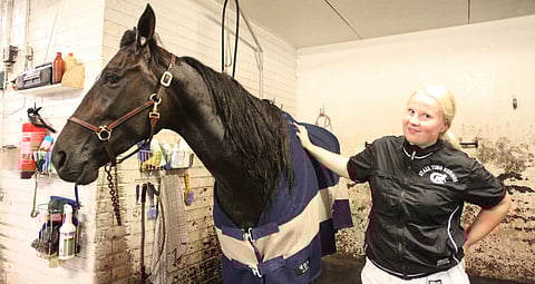 Leea Koski juhli hoitohevosensa Robic Lanen voittoa keskiviikkona Solvallassa. Lauantaina hän tuo Vermon Derbyyn kuvan Araw Hossin.