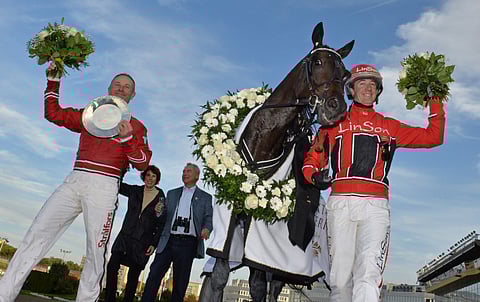 Voittajan onnea tavoitellaan Solvallan karsinnoissa. Kuvassa Je T'aime Express yhdessä Peter ja Johan Untersteinerin kanssa viime vuoden Kriteriumin finaalin voittajina.
