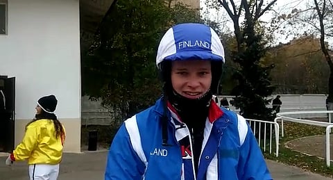 Olli Koivunen kantaa Suomen värejä Moskovassa kokelasohjastajien EM-kisoissa.