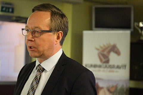 Suomen Hippoksen puheenjohtaja Mika Lintilä kantaa huolta hevosten määrästä tulevaisuudessa.