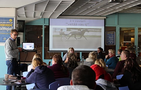 Eläinlääkäri Jukka Houttu puhui tapahtumassa urheiluhevosten jalkaongelmista.