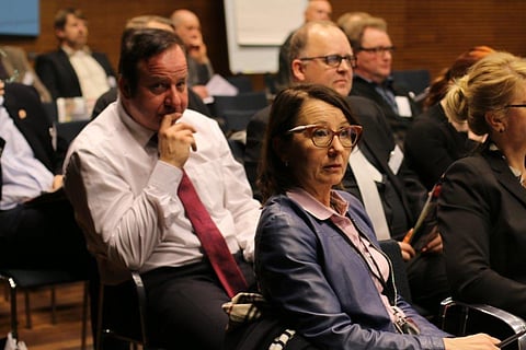 Suomen Hippoksen hallituksen jäsen Kari Eriksson ja valtuuskunnan jäsen Marjo Kaipainen kuuntelivat tilannekatsausta peliyhtiöiden yhdistämisestä.