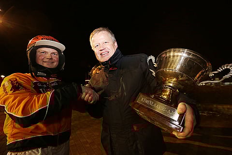 Tommi Kylliäinen ja Proud Sallyn omistajatalli Sallys Tippa Teamin edustaja Iiro Uutinen juhlivat Kymenlaakso-ajon voittoa. Kuva Jarno Unkuri.