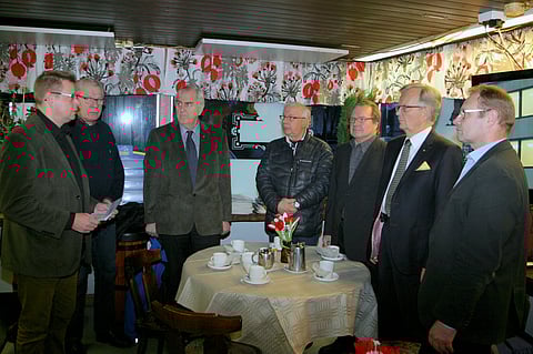 Luovutustilaisuudessa olivat paikalla (vasemmalta lukien) Timo Romo, Jaakko Laitinen, Markku Tarvainen (pj, Mikkelin sotainvalidit),maakuntaneuvos Juhani Alanen (pj, Mikkelin rintamaveteraanit), Eero Raunio (pj, Mikkelin sotaveteraanit), kauppaneuvos Leo Laukkanen sekä Pertti Orava.