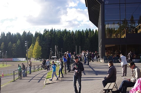 Ihmisten toivotaan saapuvan Mikkelin raviradalle jo St. Michel perjantaina radalla järjestettävän perhetapahtuman ja huutokaupan vuoksi. Kuva: Riikka Aaltonen