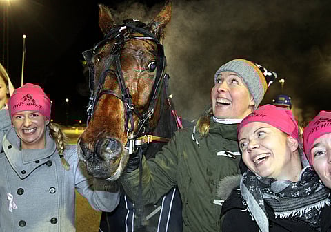 Talli Hyvät Hinkit otti ilon irti päästessään voittajaseremonioihin Naomi Wibbin ansiosta.