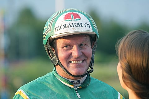 Erkki-Pekka Mäkinen palkittiin Teivon ravigaalassa vuoden valmentajana.