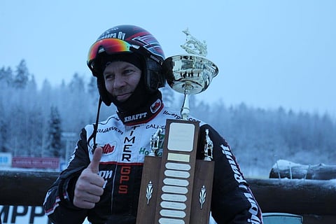 Mika Forss vastaanotti Vuoden ohjastajan kiertopalkinnon Jokimaan T76-raveissa