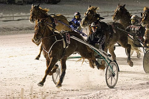 Mika Forssin ajama Vitter irrotti keulasta päätöspuolikkaan 20,5-vauhtia. Helmen Vili ja Diktaattori veivät seuraavat sijat. Kuva: Anu Leppänen.