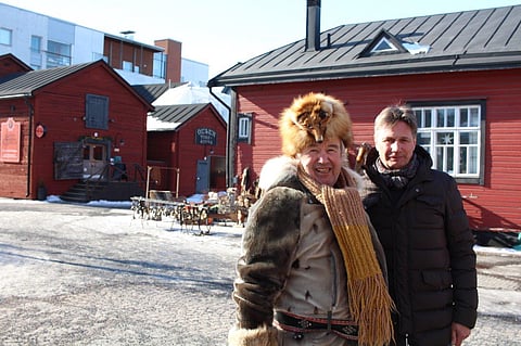 Oululainen taiteilija ja torikauppias Tuure Sankari tekee ystävästään Jorma Kontiosta taideteoksen. Kuva Jussi Lähde.