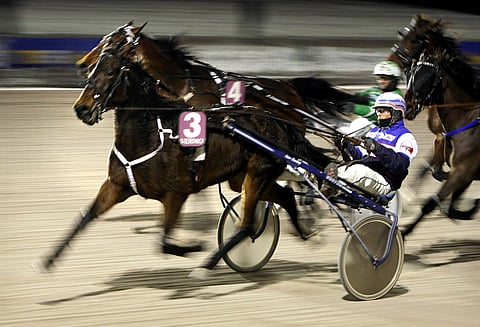 Derbyn Talvisuosikissa oli vauhtia jo kierros ennen maalia. Keulassa meni Arctic Helen rattaillaan lumilautatähti Janne Korpi.