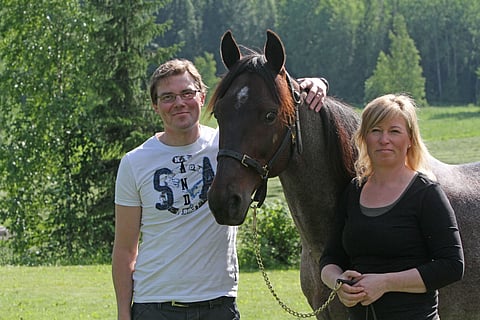 Womanizer ja Jarno ja Minna Kauhanen kotona Hollolassa. Kaikki artikkelin kuvat Juhani Länsiluoto.