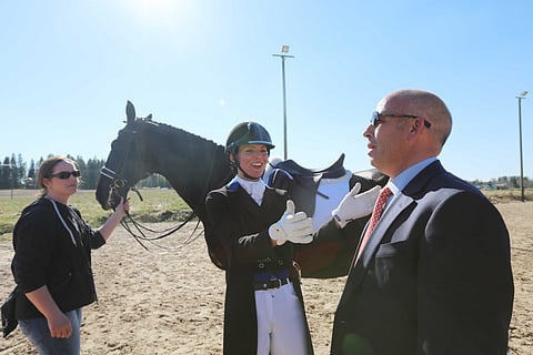 C-tuomari Peter Storr onnitteli GP-debyyttinsä voitolla tehnyttä Susanna Hyypiää Vihdin Dressage Centerissä helatorstaina.