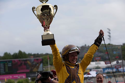 Sandra Blixt pääsi Solvallan voittajakehään juhlimaan Lilla Elitloppetin voittoa.