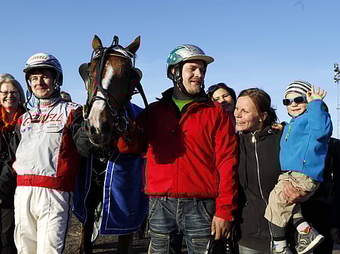Derbyn Tammasuosikin voittajakehässä oli iloinen meininki. Juhlittavana olivat Le Monteilin tytär Backspin, ohjastaja Iikka Nurmonen ja valmentaja Hannu Isotalo.
