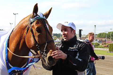 Vitter ja Jokivarren Kunkku liputtivat menestyksekkäästi suomenhevosen kunniaa. Toni Mäntyniemi pitelee voittajaa.