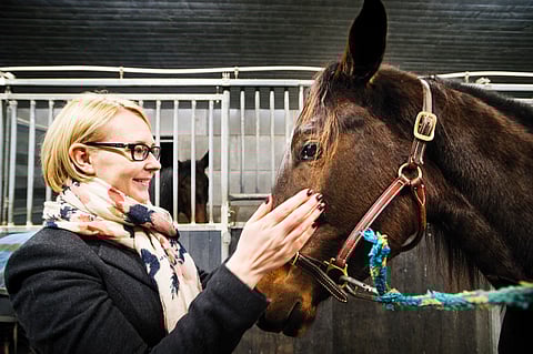 Maria Lohela tapaamassa kimppahevostaan marraskuussa 2015.