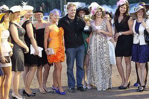 Lahti Ascot tuo laukkakisan pukuloistoa myös raviratojen puolelle.