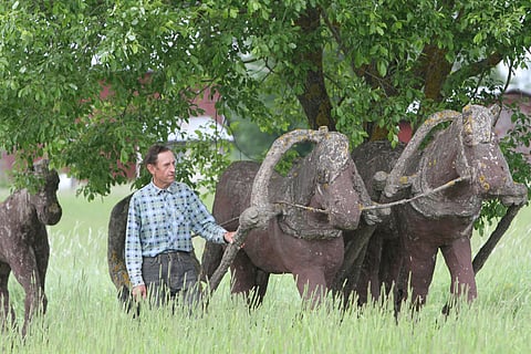 Arto Ali-Eskolan kyntäjäpatsas on tuttu Forssan kautta Turkuun ajaville. Kuva Harri Lind.
