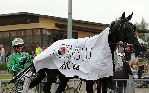 Ari Moilasta nauratti Joensuu-ajon seremonioissa.