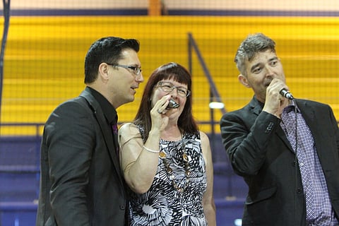 Ravikaraoken SM:n mitalikolmikko vetäisi yhdessä klassikon Juokse sinä humma. Vasemmalla voittaja Mika Lappalainen, keskellä kakkonen Sinikka Toivonen ja oikealla kolmanneksi sijoittunut Juha Jokinen. Kuva Harri Lind.