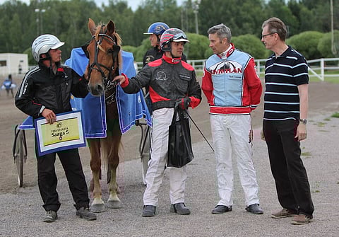 Ilkka Pyysalo, Saaga S ja Matti Nisonen vastaanottivat Vermossa Harri Koivuselta "menolipun Turkuun". Mukana keskustelussa oli myös Vermon Timo Mahlamäki.