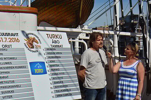 Laura Ruohola haastatteli hevosten valintatilaisuudessa Välähdyksen valmentajaa Ville Korjusta. Korjus kertoi, että hevosen kanssa valmistaudutaan kuninkuuskisaan kevyesti. Välähdystä uitetaan ja tehdään muutamia ylämäkivetoja, jotta saadaan henki auki.