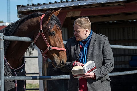 Kirjailija Juhani Brander Koivusen tallilla, keskustelukumppanina Wall Street Comery.