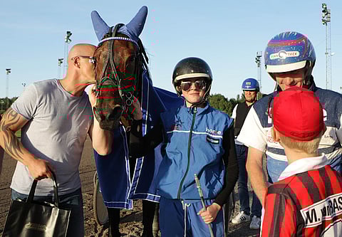 Bestsellerin vahva meno sai tamman taustavoimien tunteet pintaan voittajakehässä. Pekka Korpi vastaanottaa onnitteluja, tamman suupielessä hoitaja Heidi Mäenpää.