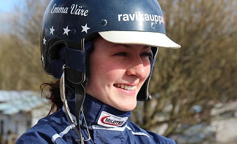 Emma Väre valmentaa ja ohjasti Yuvarajahia Turussa.