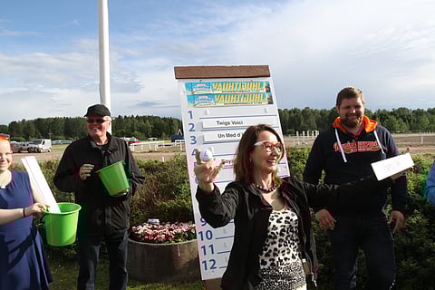 Marjo Kaipainen nosti Express Duon nimiliuskan kaveriksi golfpallon, johon oli piirretty numero yksi. Kuva Harri Lind.