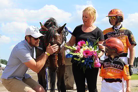 Jarno ja Minna Kauhanen sekä Tommi ja Niklas Kylliäinen fiilistelivät Womanizerin kanssa Suur-Hollola-lauantain yleisön edessä.